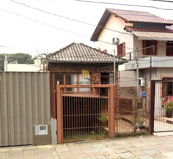 Casa no bairro Partenon de 3 dormitórios e vaga