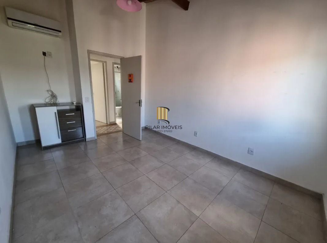 Casa sobrado no bairro Cristal de 3 domitórios e 3 vagas