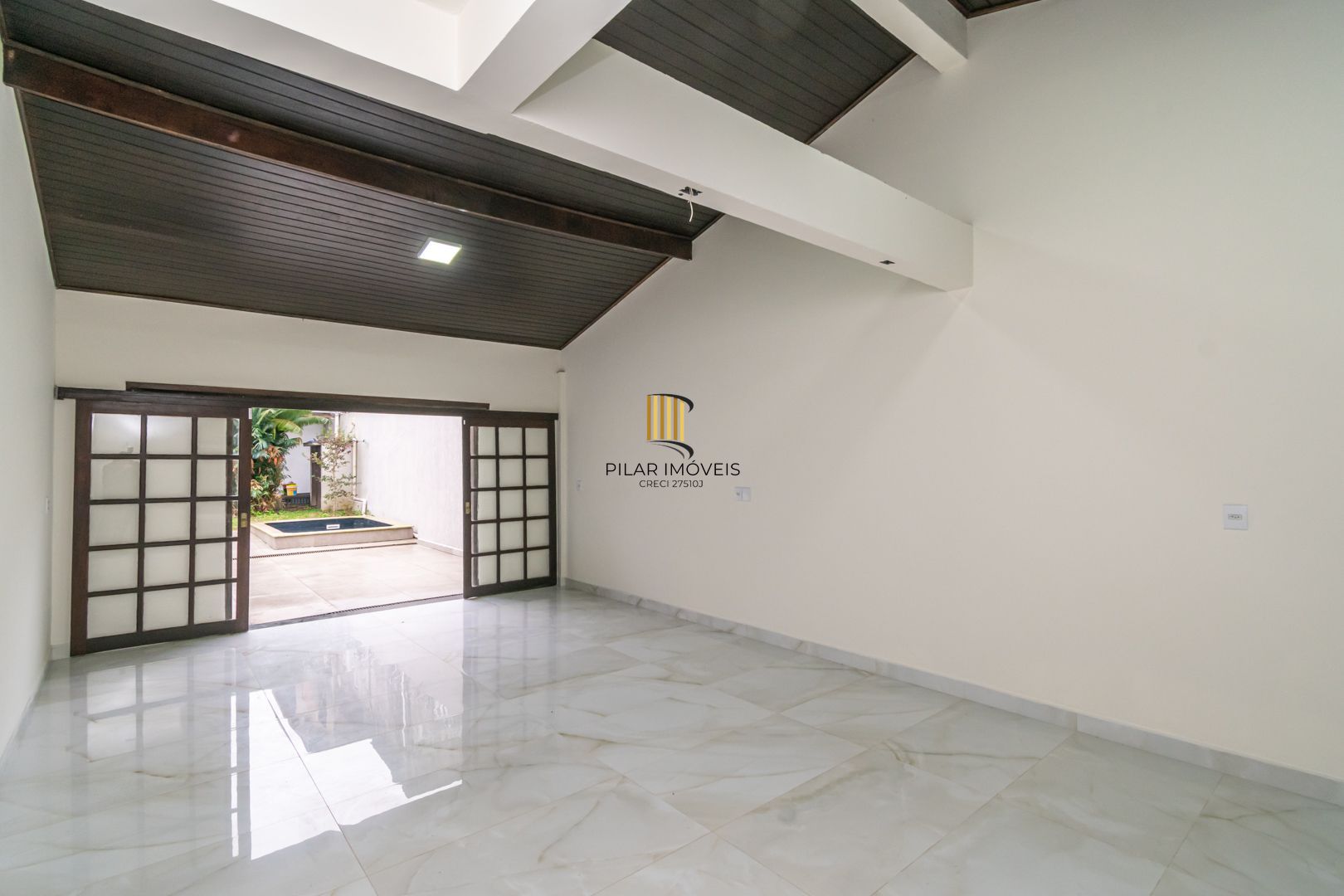 Casa sobrado no bairro Cristal de 3 dormitórios e 3 vagas