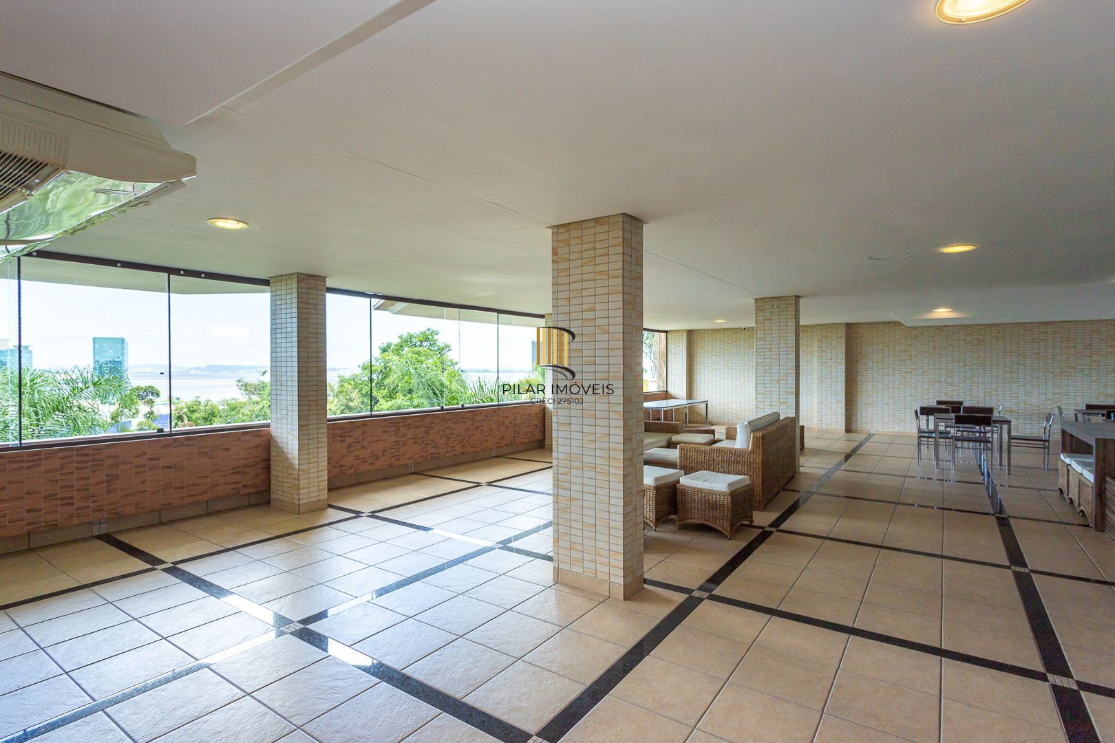 COBERTURA MOBILIADA COM VISTA PARA O GUAÍBA