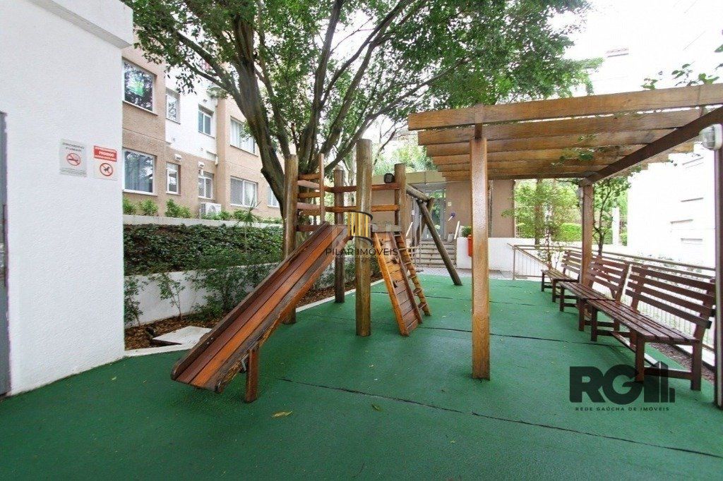 Apartamento no Urbano Menino Deus de 1 dormitório vaga e pátio