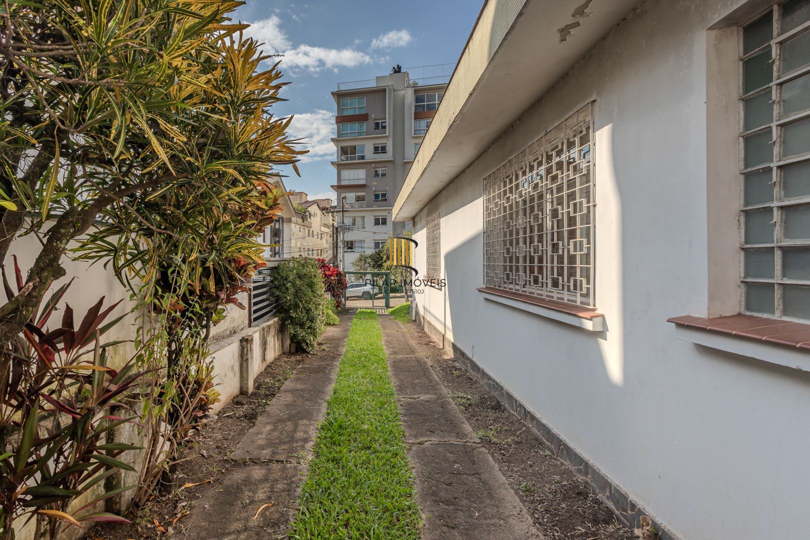 Casa no Menino Deus de 3 dormitórios e 5 vagas DESOCUPADA