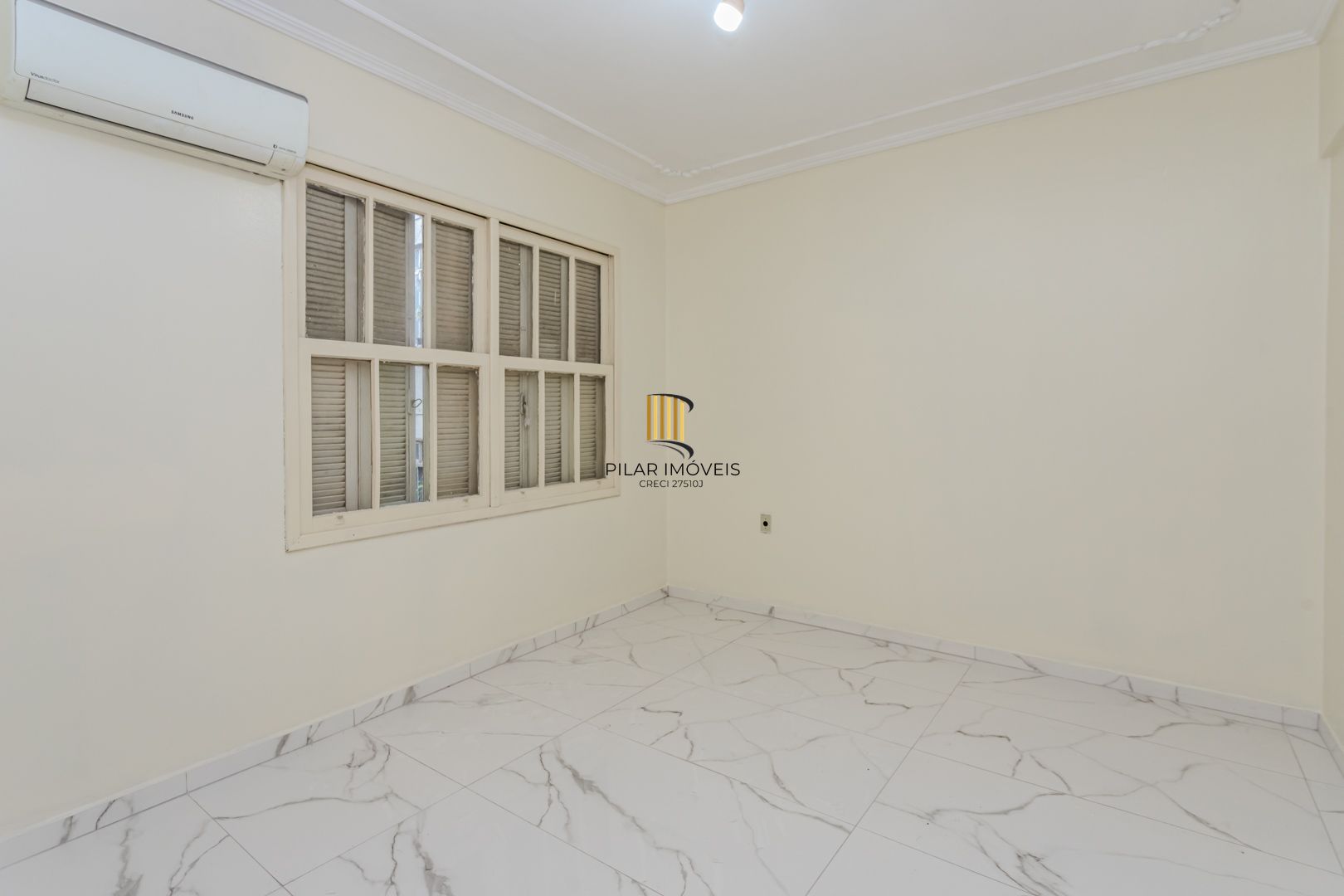 apto de 03 DOR. no centro todo reformado, desocupado. 8 andar elevador