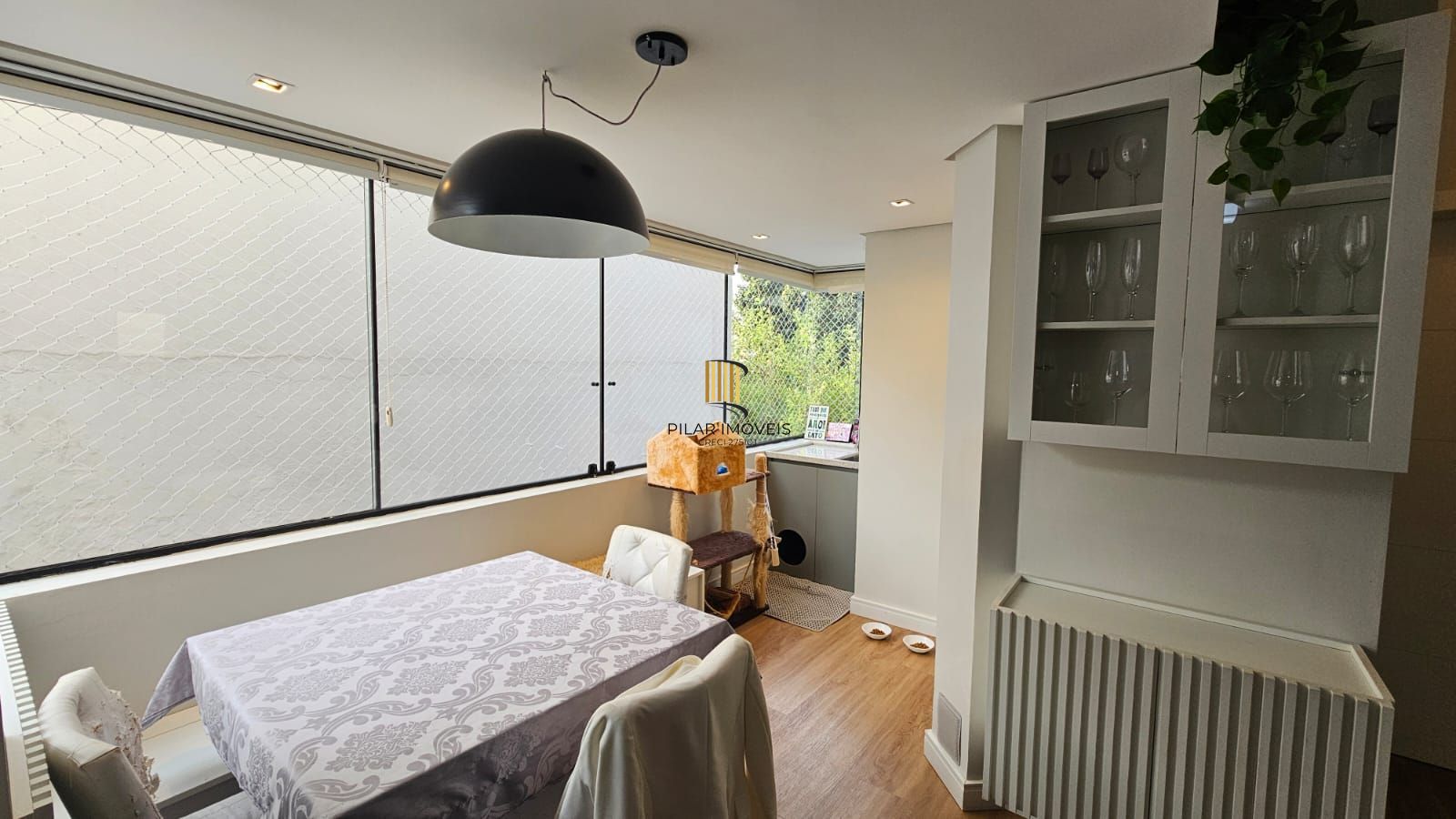 Belo Apartamento, 2 Dormitórios, Semi mobiliado, 1 Banheiro, churrasqueira, 1 Vaga Escriturada, próximo Encol, Petrópolis, Poa/ Rs.