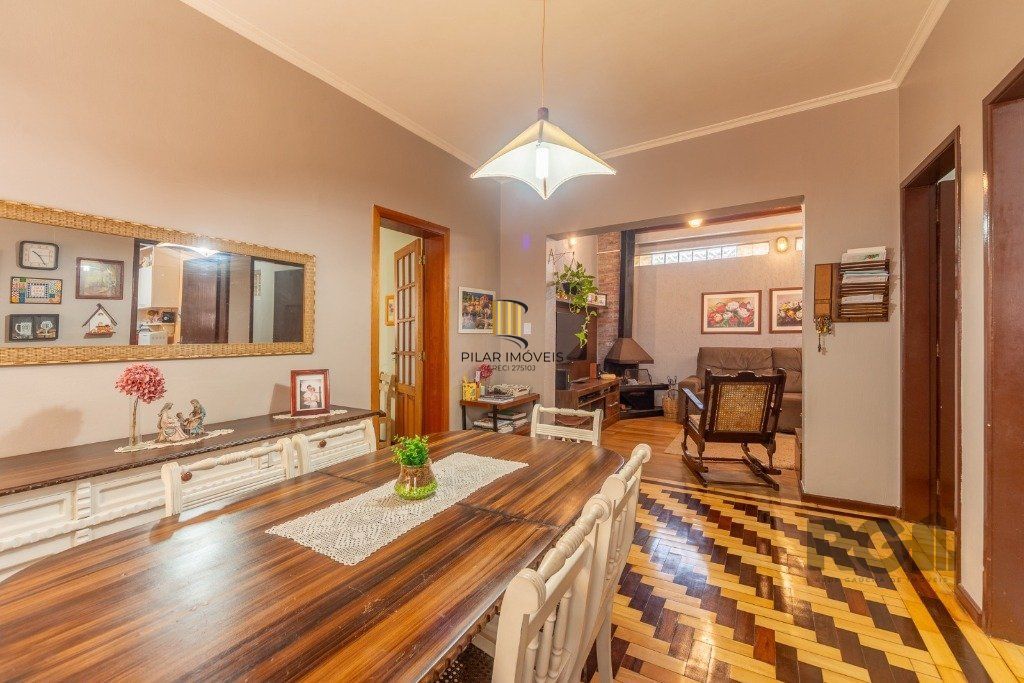 Casa no bairro Camaquã de 4 dormitórios e 2 vagas