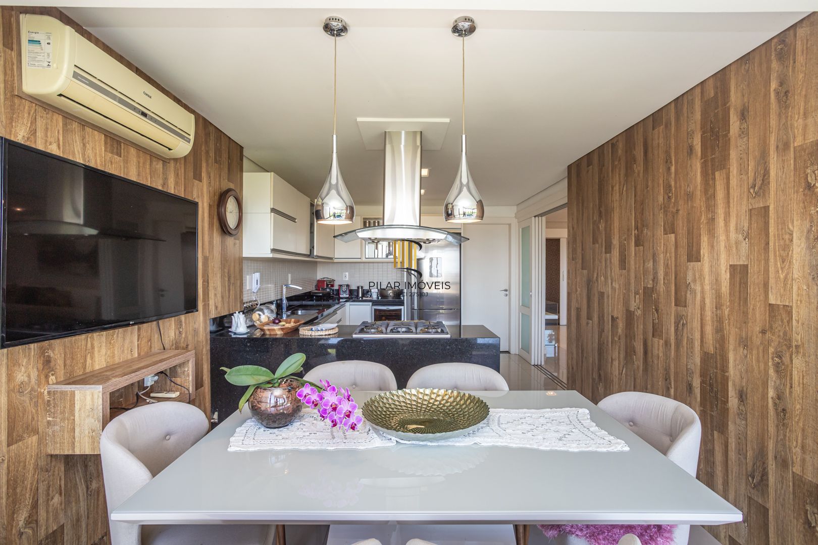 COBERTURA MOBILIADA COM VISTA PARA O GUAÍBA