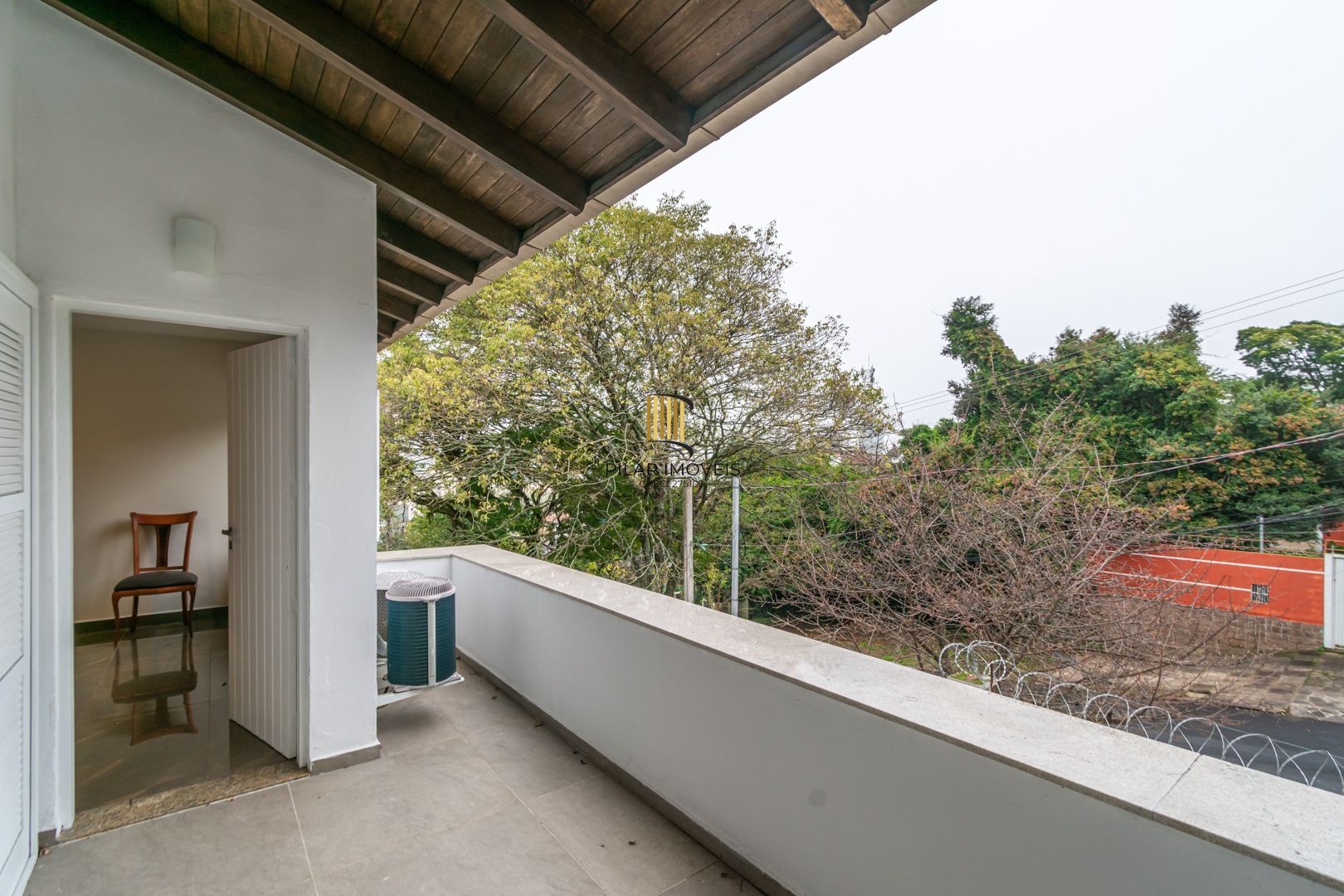 Casa sobrado no bairro Cristal de 3 dormitórios e 3 vagas