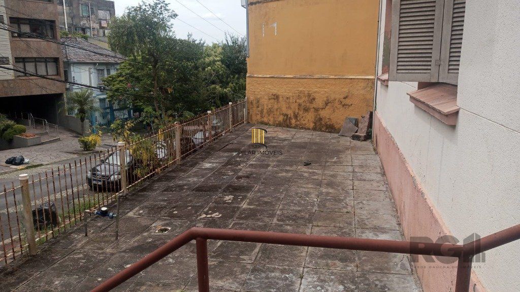 Sobrado no bairro Petrópolis com amplo terreno