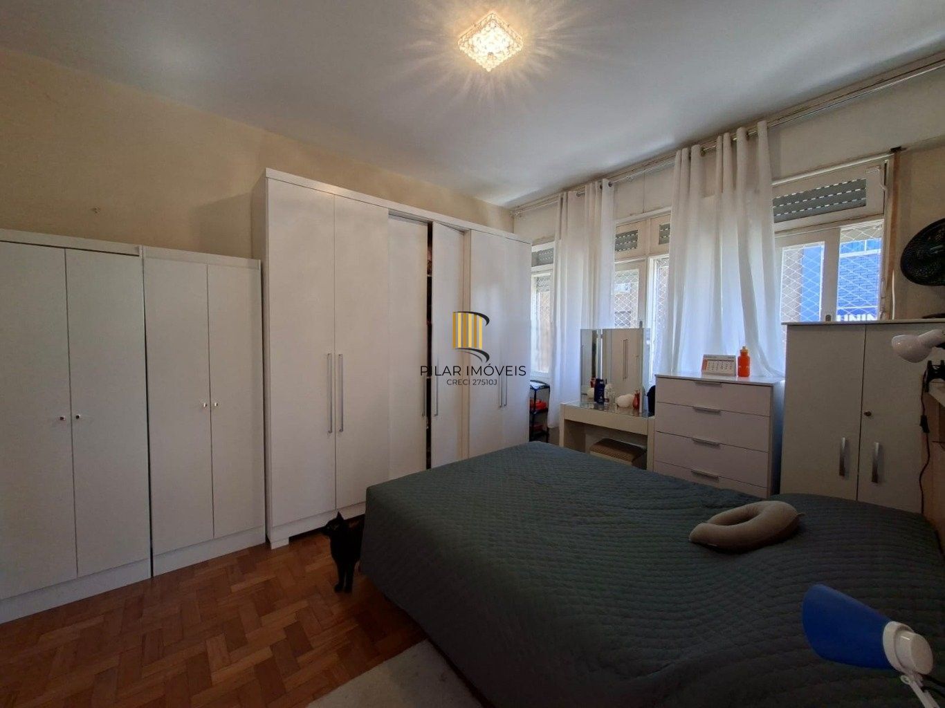 Lindo apartamento de 2 dorm. + dependência no Centro Histórico