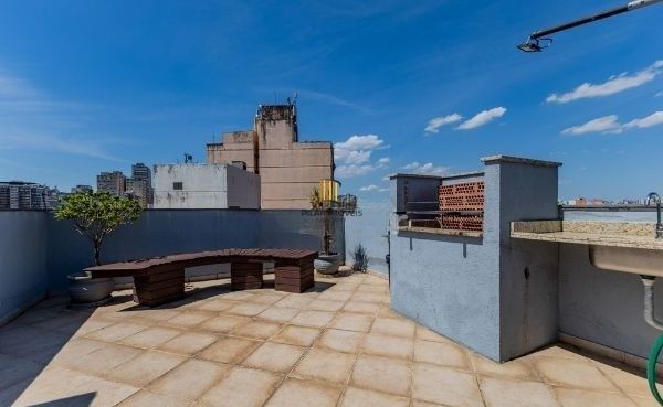 Apartamento no Centro de 2 dormitórios e 2 vagas DESOCUPADO