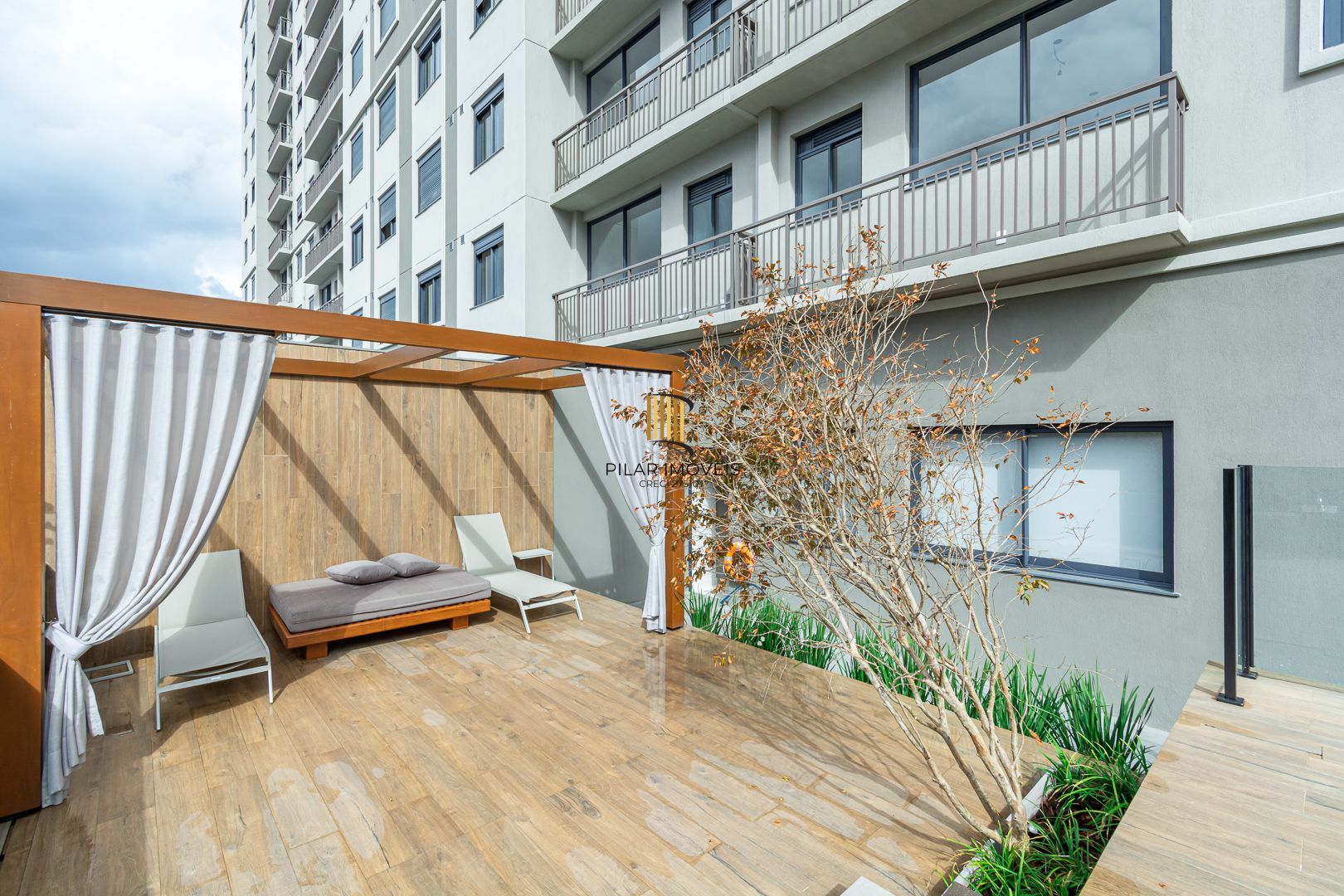 Apartamento 02 dormit com suíte e 01 vaga, no bairro Azenha, em Porto Alegre.