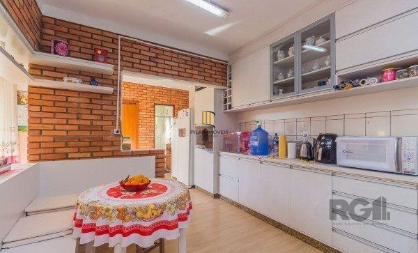 Casa sobrado na Lomba do Pinheiro com 4 dormitórios e 2 vagas