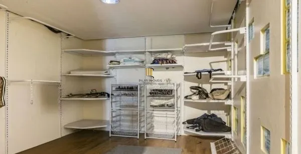 Casa sobrado no bairro Auxiliadora de 5 dormitórios e 4 vagas