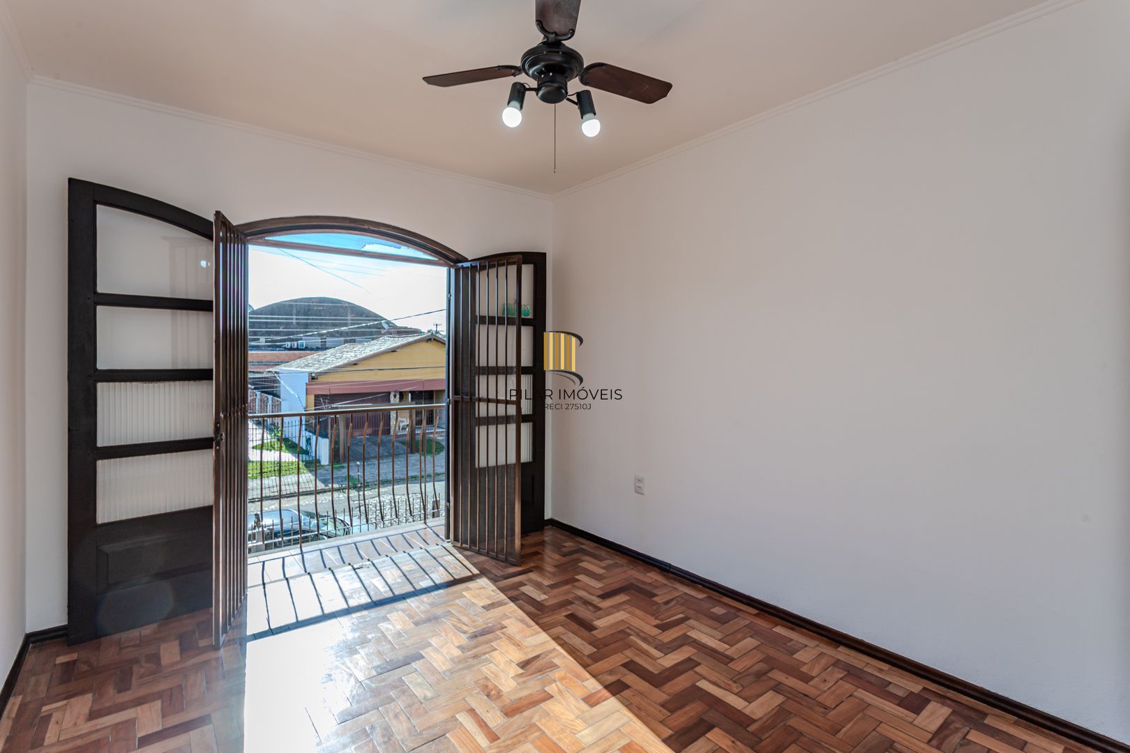 Casa no Partenon com 4 dormitórios e 4 vagas DESOCUPADA