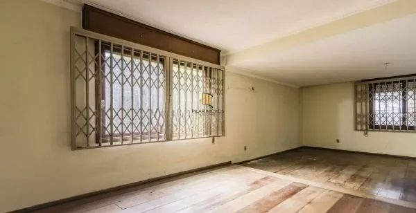 Casa sobrado no bairro Auxiliadora de 5 dormitórios e 4 vagas