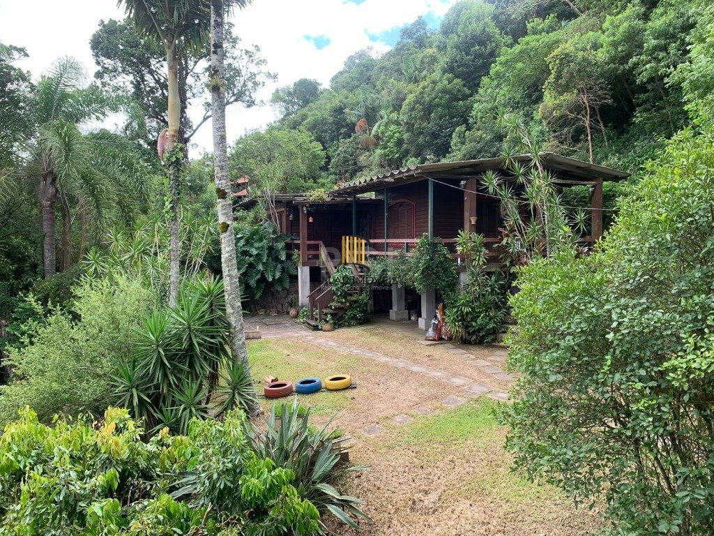 Terreno de 5.280 m², com 3 casas, no bairro Ponta Grossa, em Porto Alegre.