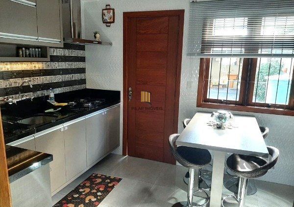 Sobrado triplex no Partenon de 3 dormitórios e 2 vagas