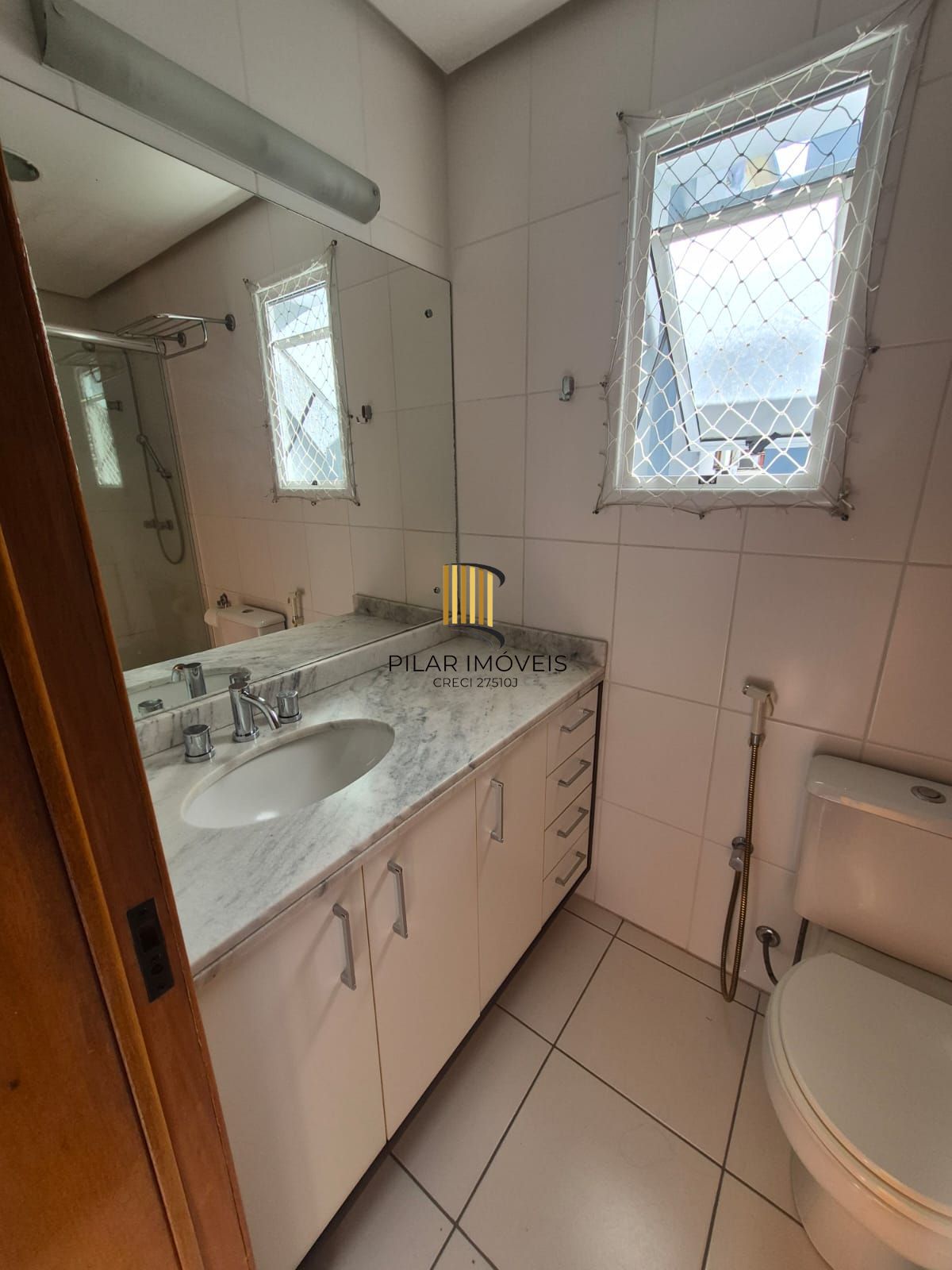 Apartamento no Centro de 2 dormitórios e 2 vagas DESOCUPADO