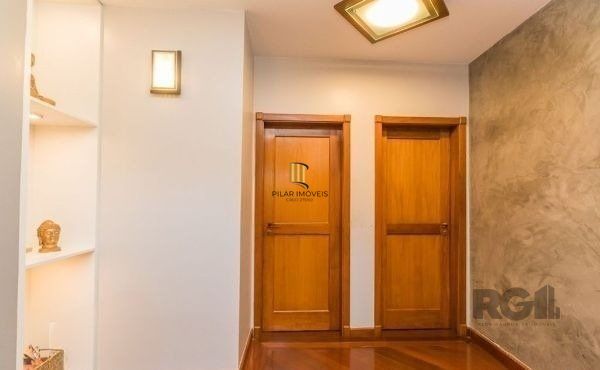Casa sobrado no Cristal de 3 dormitórios e 3 vagas