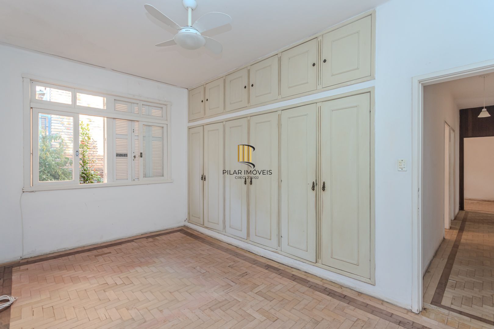 Casa no Menino Deus de 3 dormitórios e 5 vagas DESOCUPADA