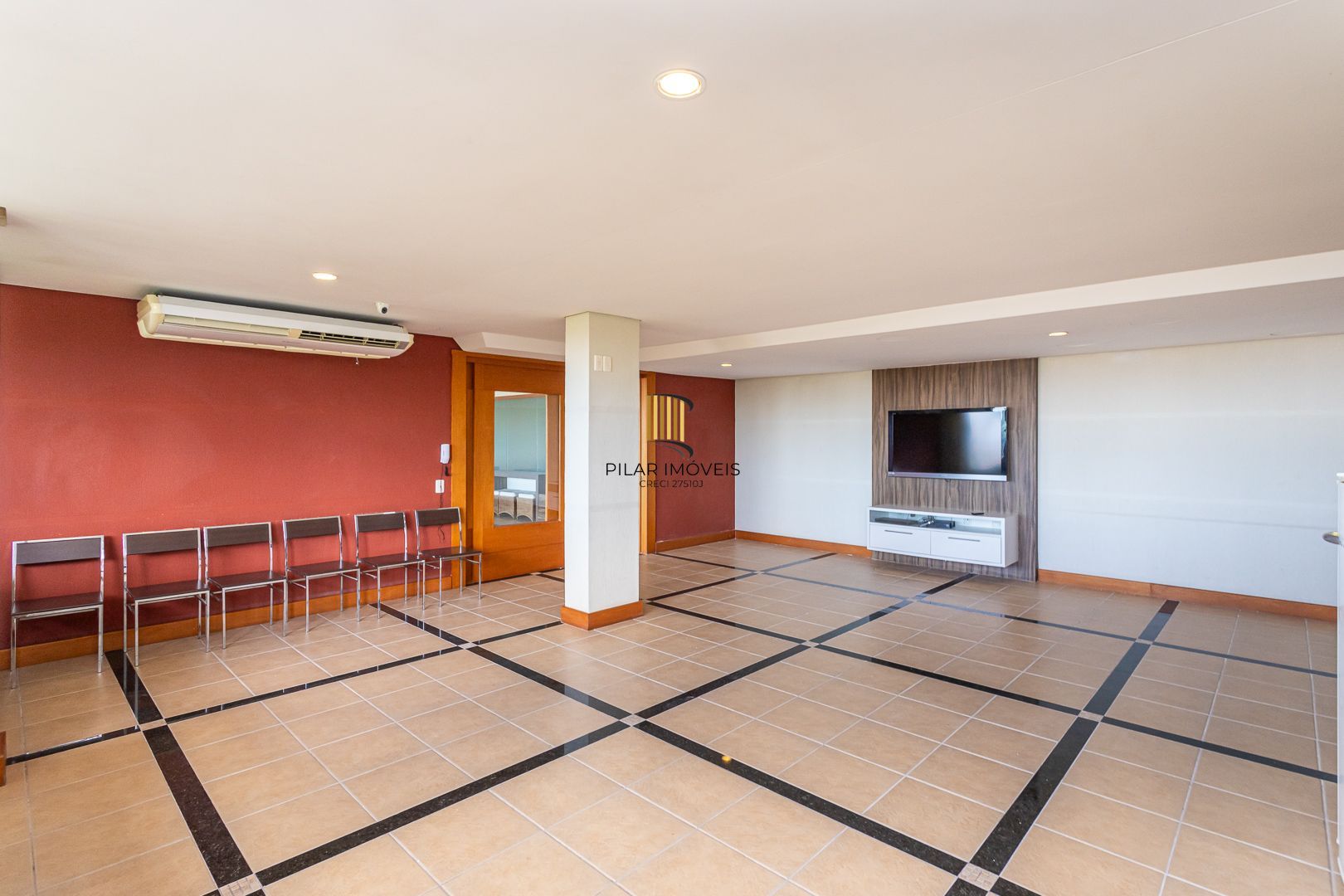 COBERTURA MOBILIADA COM VISTA PARA O GUAÍBA