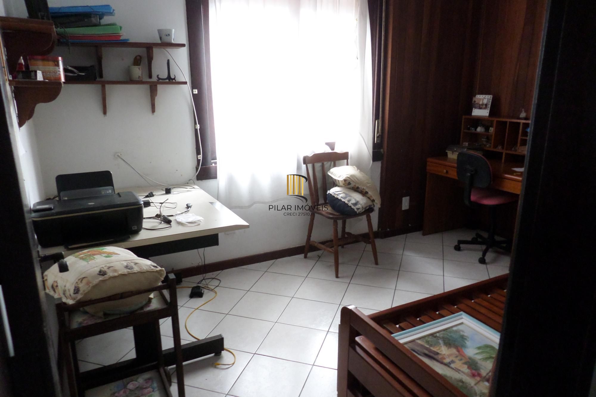 Casa no bairro Ipanema de 3 dormitórios e 2 vagas