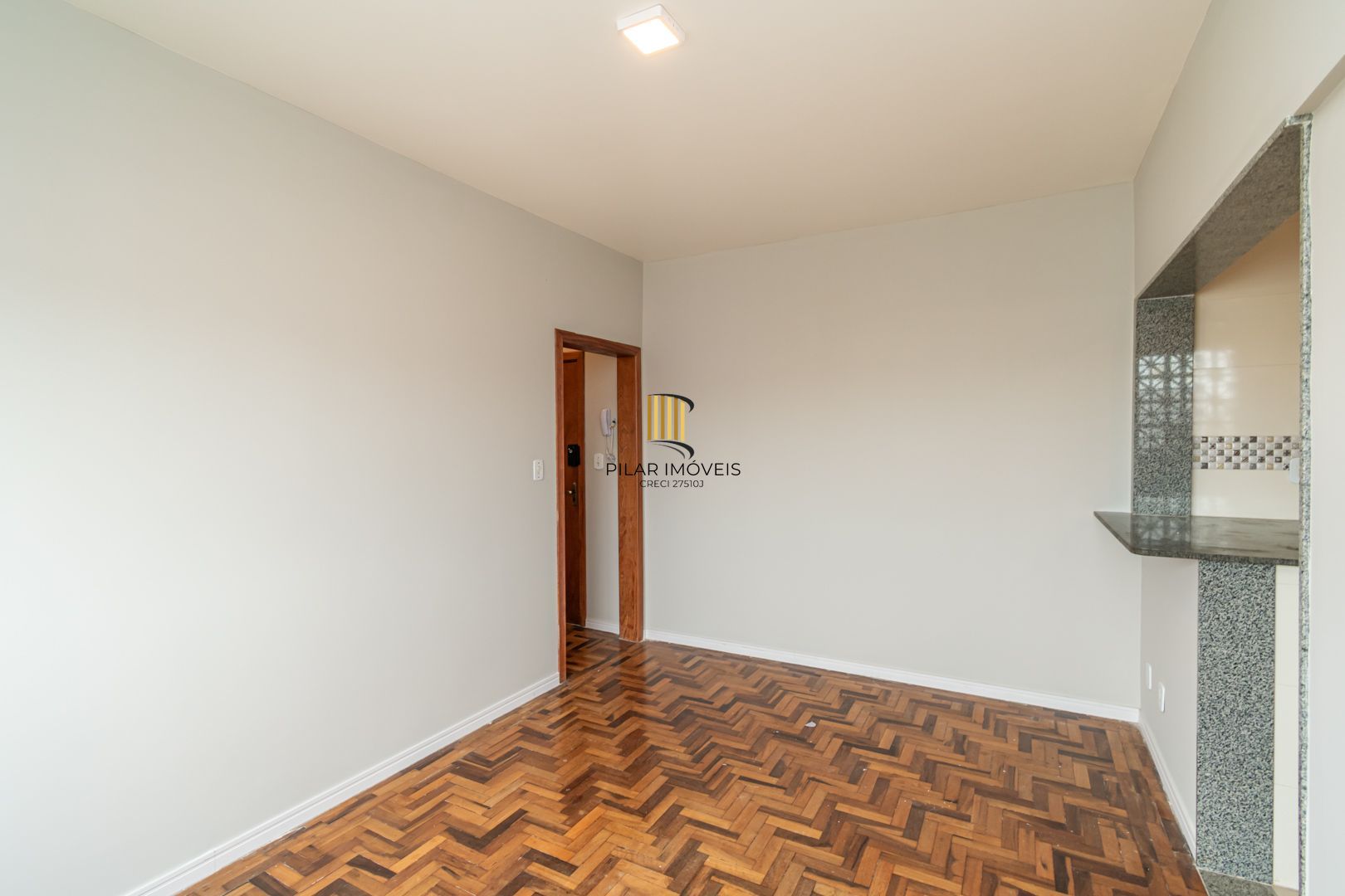 Apartamento 2 dormitorios, no Menino Deus reformado