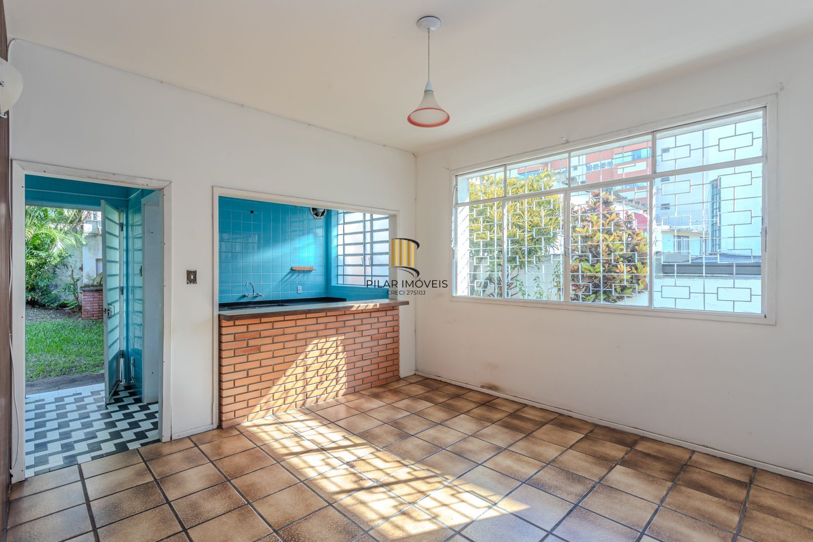 Casa no Menino Deus de 3 dormitórios e 5 vagas DESOCUPADA