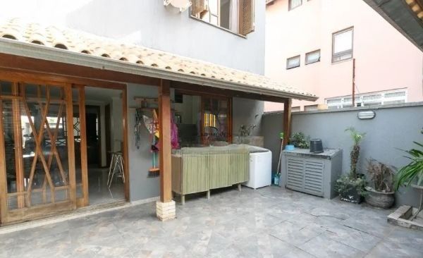 Casa sobrado no bairro Ecoville de 3 dormitórios e 4 vagas