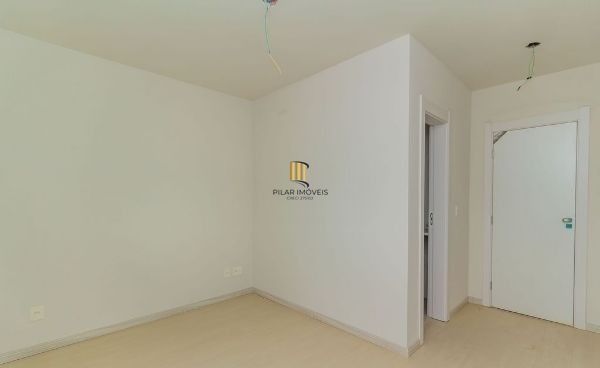 Apartamento semi novo na Medianeira de 2 dormitórios e 2 vagas