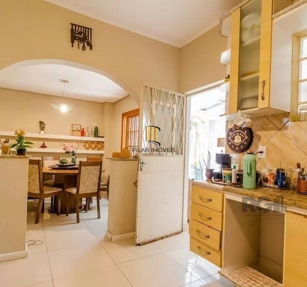 Casa sobrado no Partenon de 4 dormitórios e 2 vagas