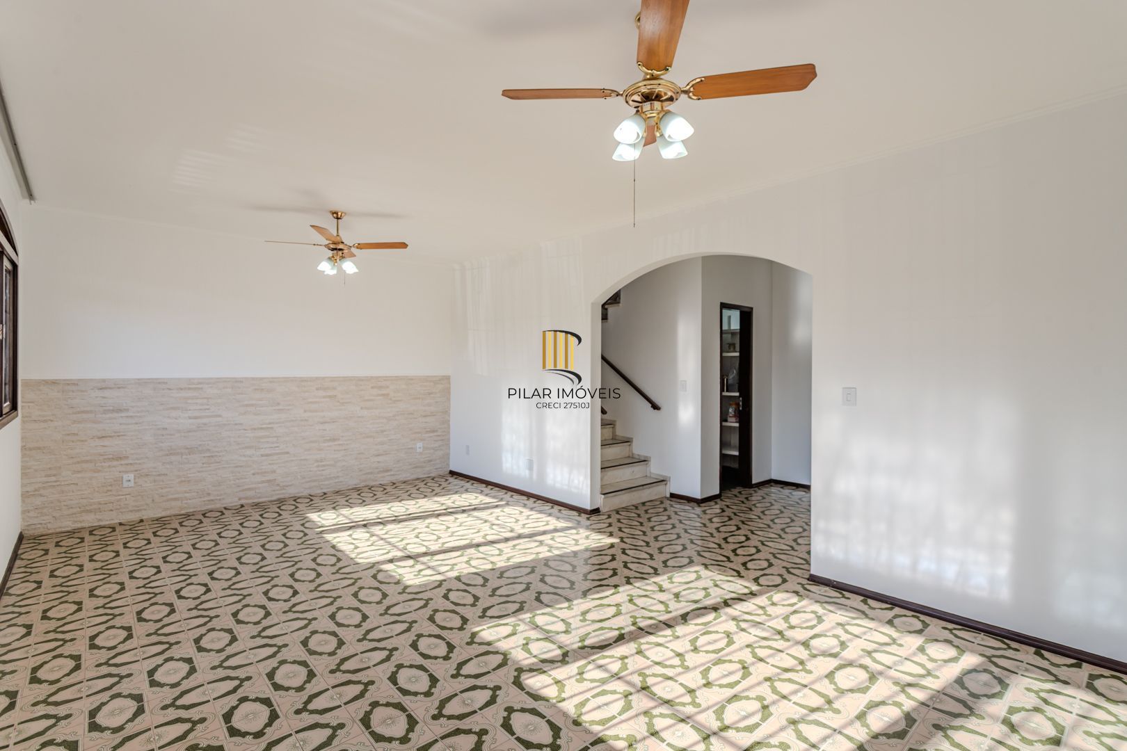 Casa no Partenon com 4 dormitórios e 4 vagas DESOCUPADA