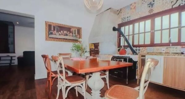 Casa sobrado no bairro Vila Ipiranga de 4 dormitórios e 2 vagas