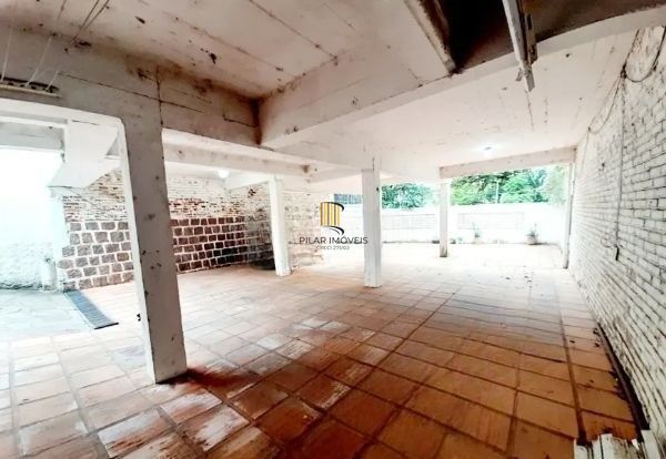Apartamento no Petrópolis de 3 dormitórios e 2 vagas
