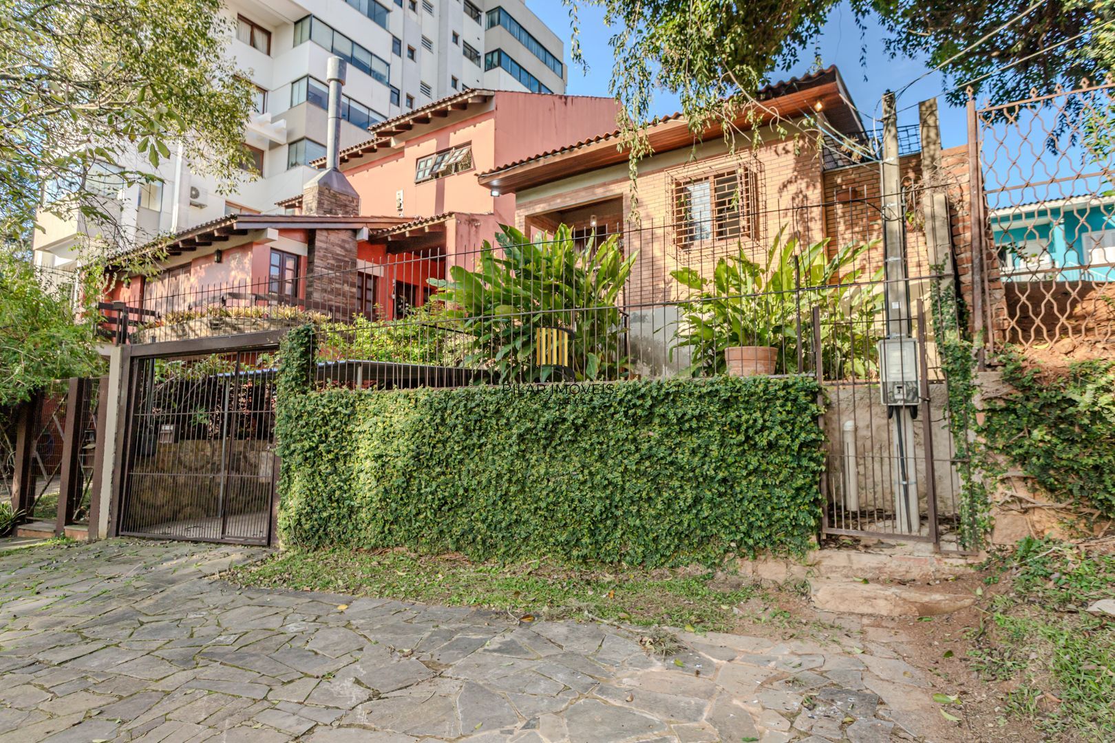 Casa no Jardim Botânico de 2 dormitórios 1 vaga e amplo terreno - Pilar Imóveis