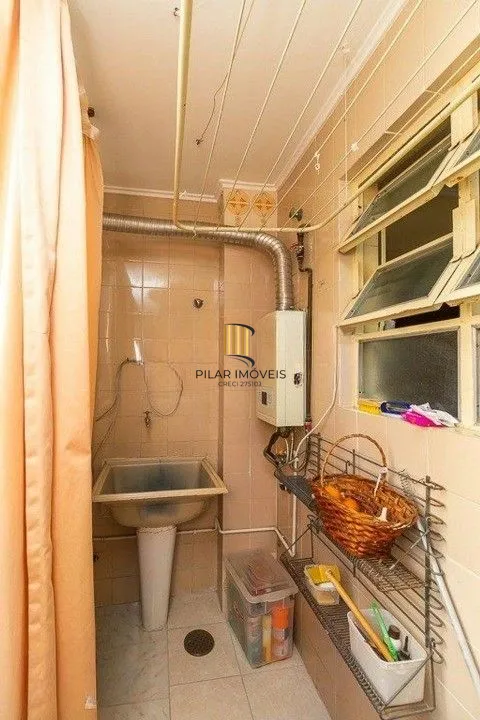 Formidável apartamento com 3 dormitórios (2 deles são suíte), peças amplas e bem iluminadas, banheiro auxiliar e cozinha com área de serviço separada. Dispõe de uma vaga de garagem coberta. Edifício com elevador e sistema de segurança por câmeras.