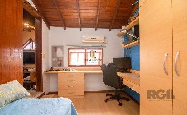Casa no bairro Camaquã de 4 dormitórios e 2 vagas
