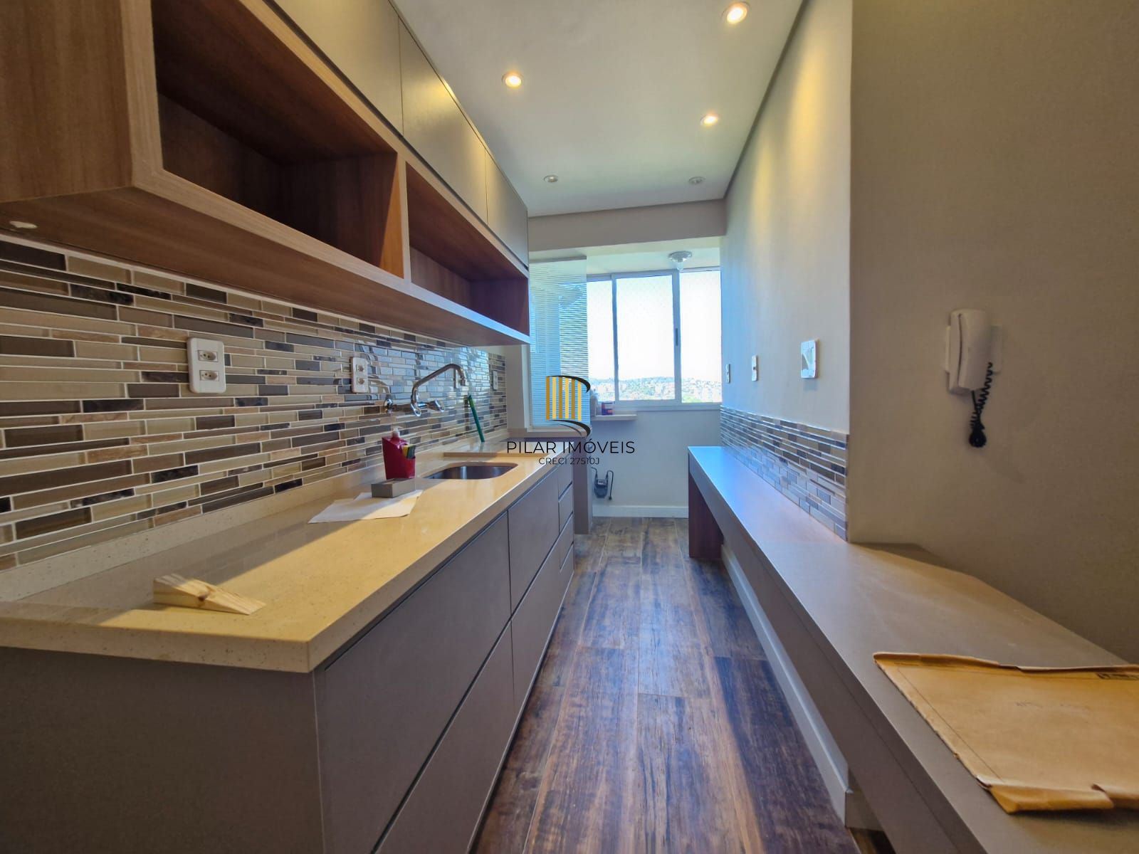 Apartamento no bairro Cristal de 2 dormitórios e vaga DESOCUPADO