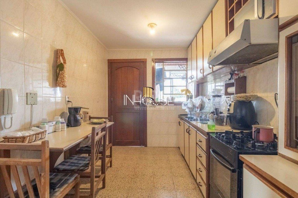 Apartamento 02 dormitórios, com vaga, no bairro Jardim Itu Sabará, em Porto Alegre.