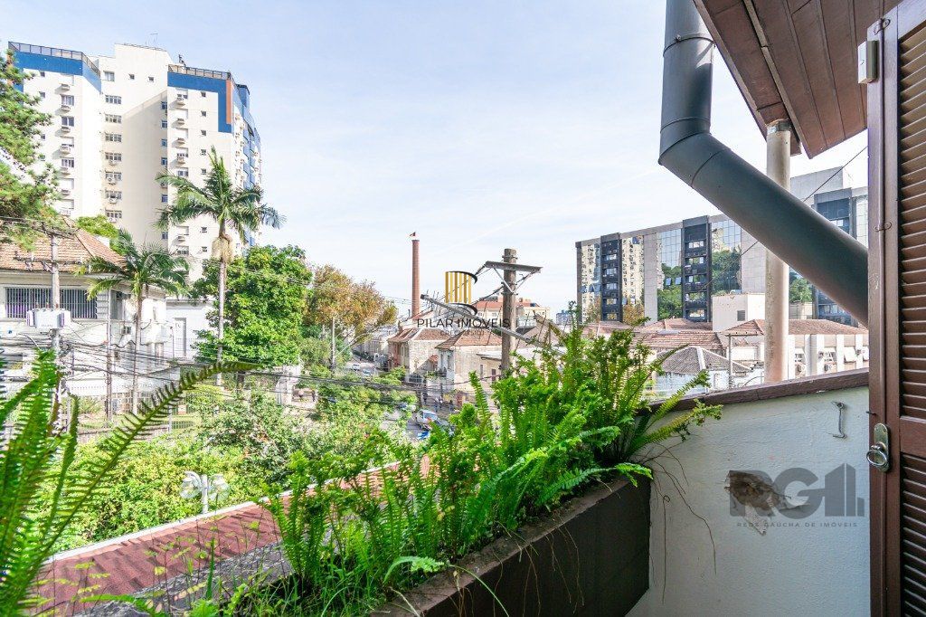 Sobrado no Moinhos de Vento de 4 dormitórios e 4 vagas