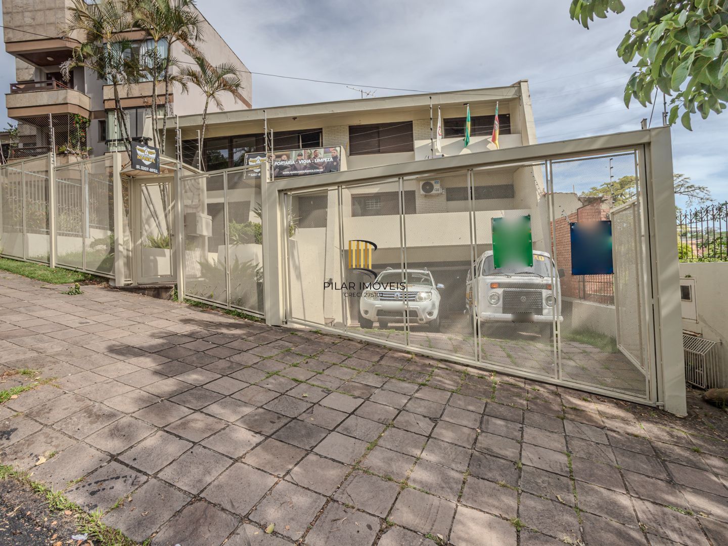 Casa sobrado no Menino Deus de 3 dormitórios e 3 vagas