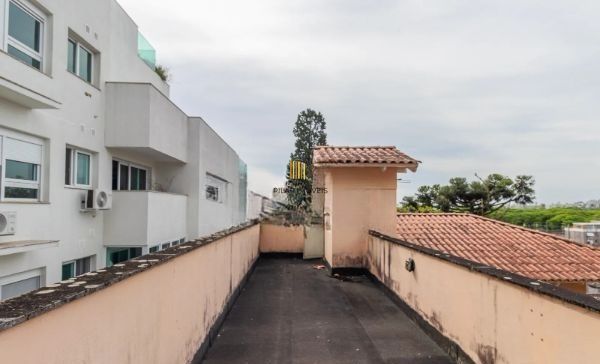 CASA DESOCUPADA E SEMI MOBILIADA, COM SUÍTE MASTER, SACADA, VISTA PANORÂMICA, EM AMPLO TERRENO NO SANTA TEREZA