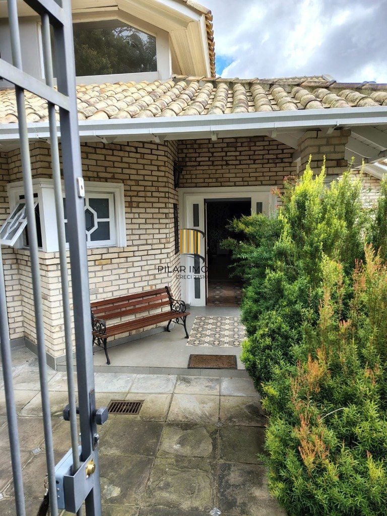 Casa sobrado com 300m² na Vila Nova de 3 dormitórios e 4 vagas
