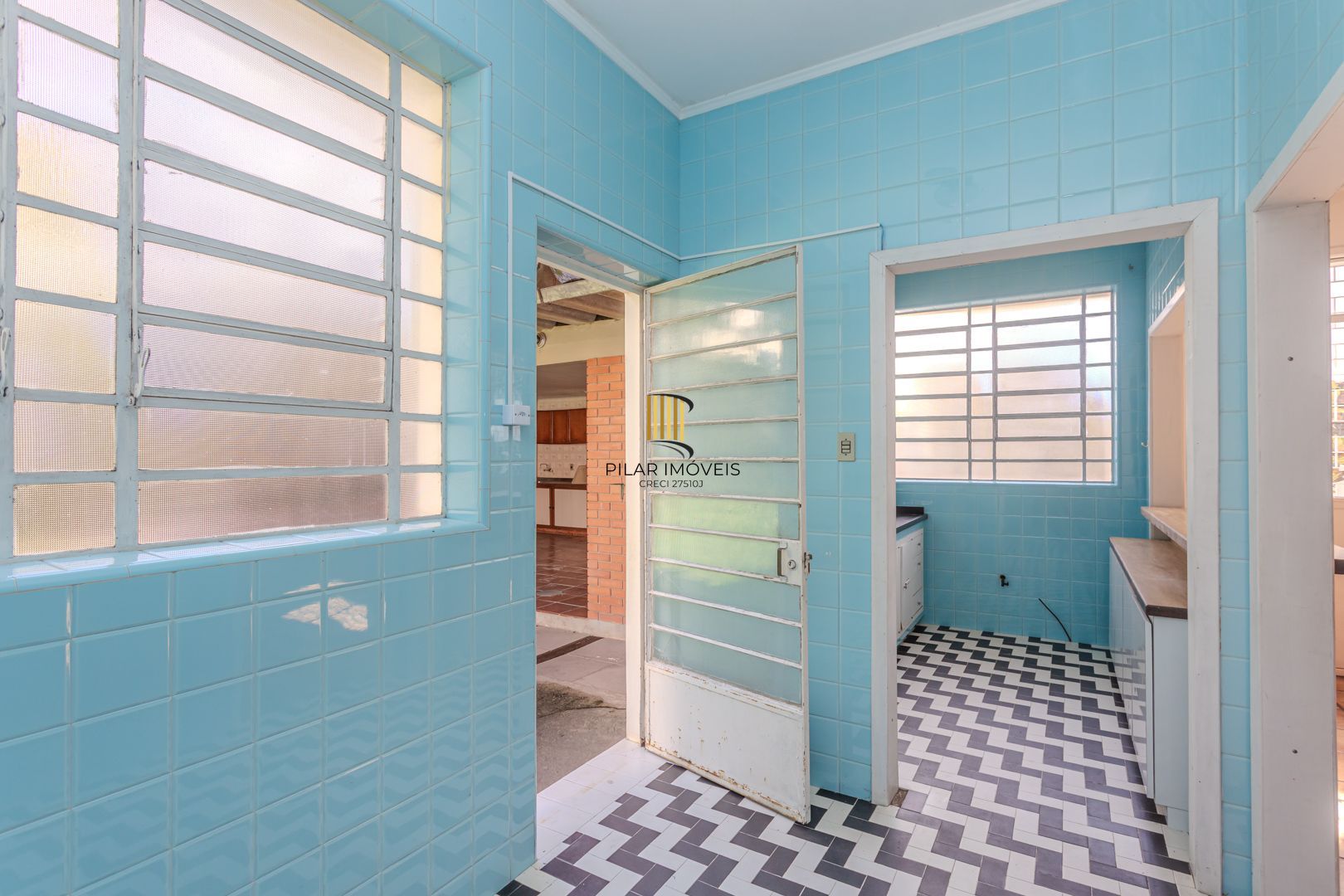 Casa no Menino Deus de 3 dormitórios e 5 vagas DESOCUPADA