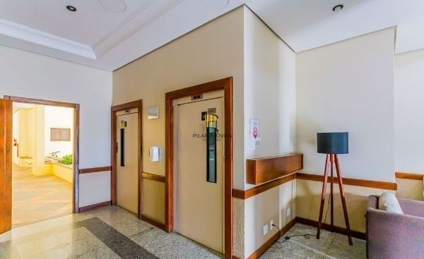 Apartamento no Menino Deus de 2 dormitórios e vaga