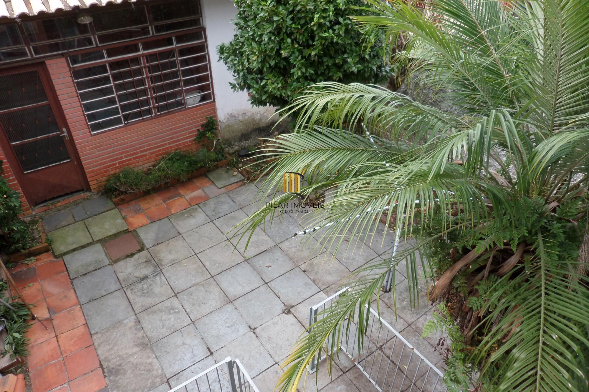 Casa no bairro Ipanema de 3 dormitórios e 2 vagas