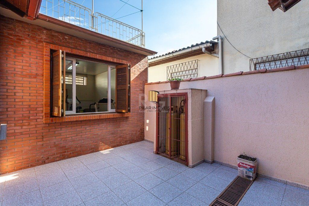 Casa sobrado no Partenon de 3 dormitórios e amplo pátio