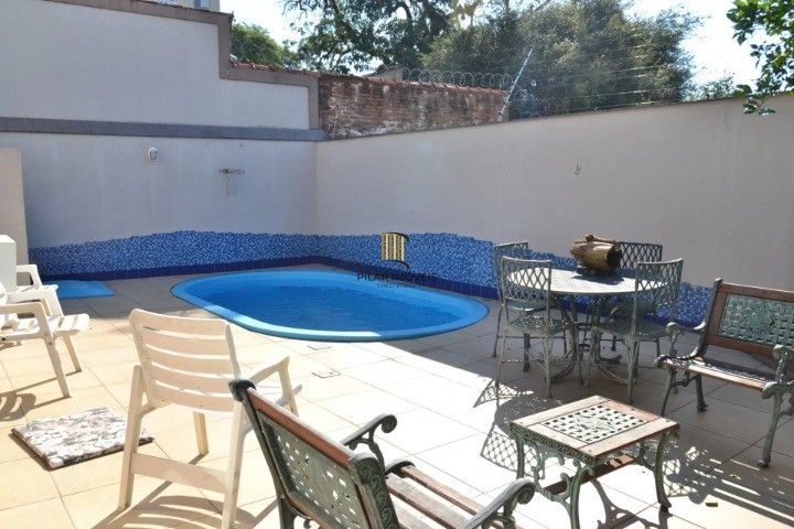 Casa Comercial e Residencial com 518m² (4 quartos / 5 banheiros / 3 vagas garagem) no Bairro Partenon localizada à meia quadra da Av. Bento Gonçalves.