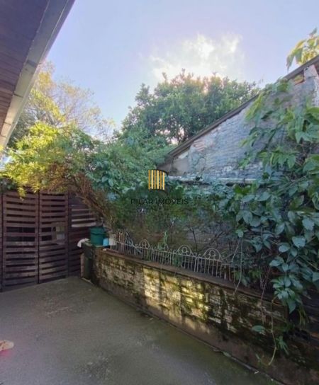 Casa no bairro Jardim do Salso com 2 dormitórios e 4 vagas