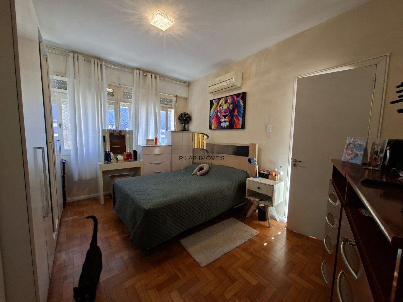 Lindo apartamento de 2 dorm. + dependência no Centro Histórico